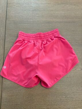 Lululemon Hotty Hot 2.5 length Shorts - Pink size 2